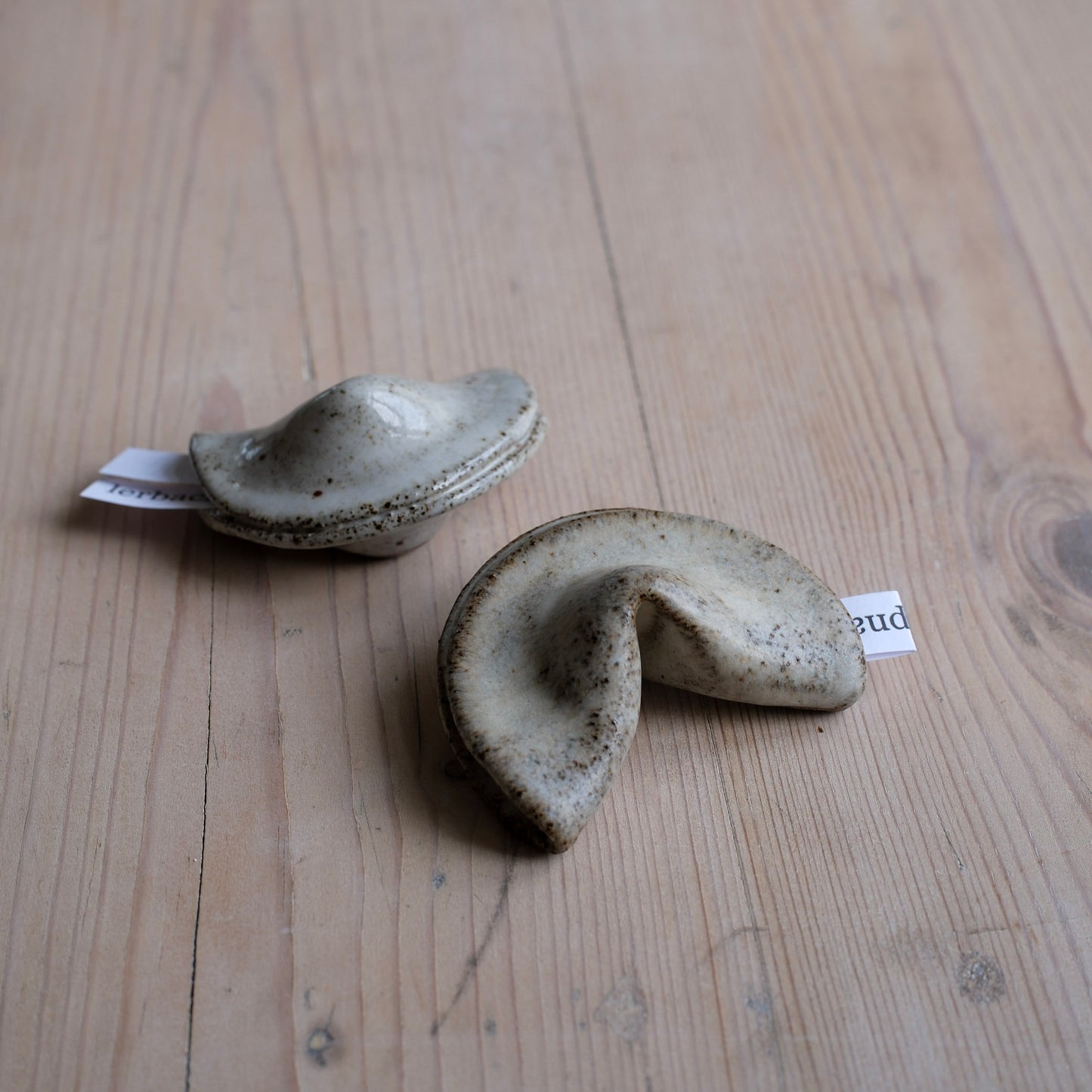 Handgjord fortune cookie i keramik, matt glasyr - unik present