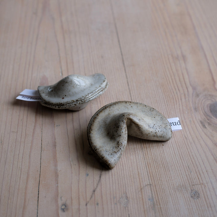 Handgjord fortune cookie i keramik, matt glasyr - unik present