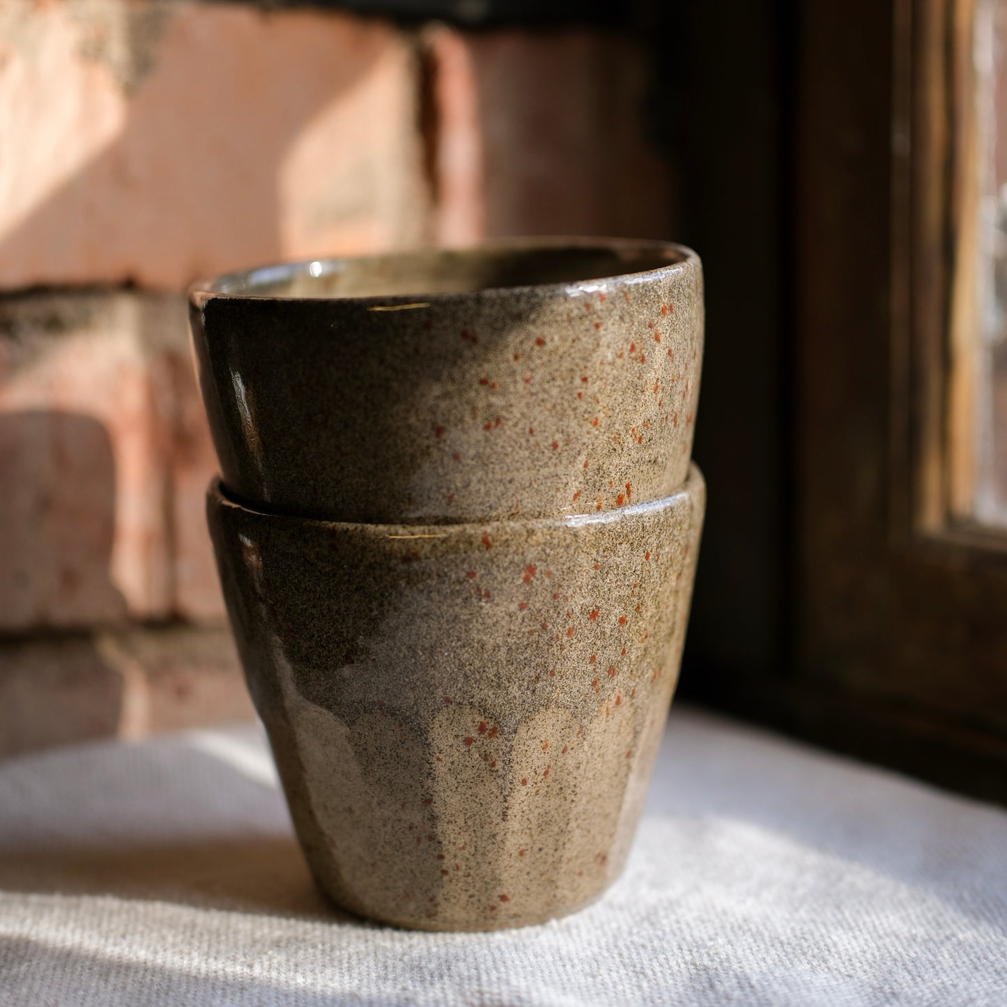 Handgjord kaffekopp i levande stengodsglasyr
