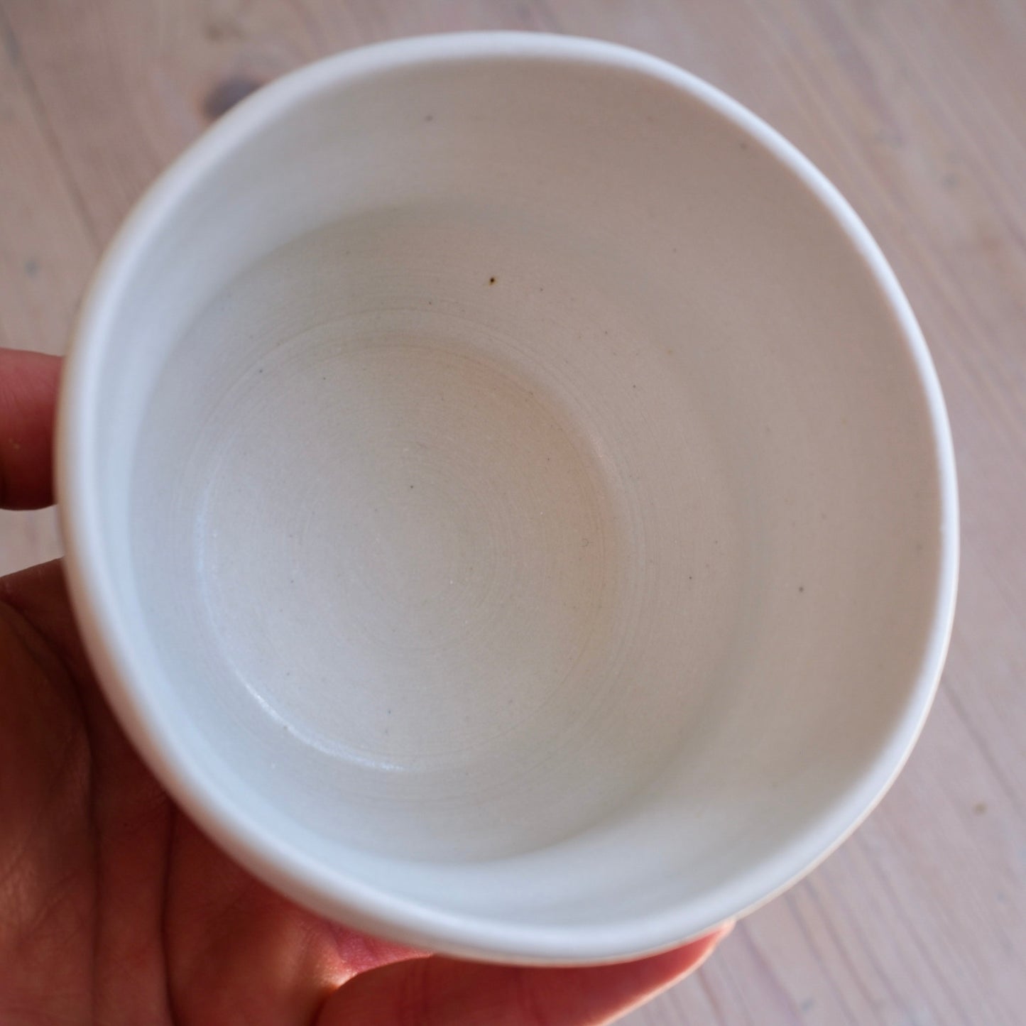 Kurvig vit mugg i stengods/porslin, matt