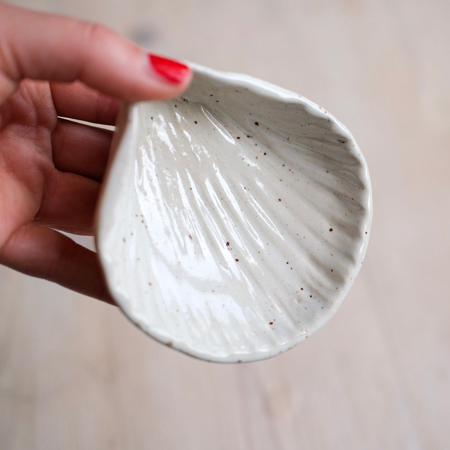Handgjort snäckfat i stengods, vit