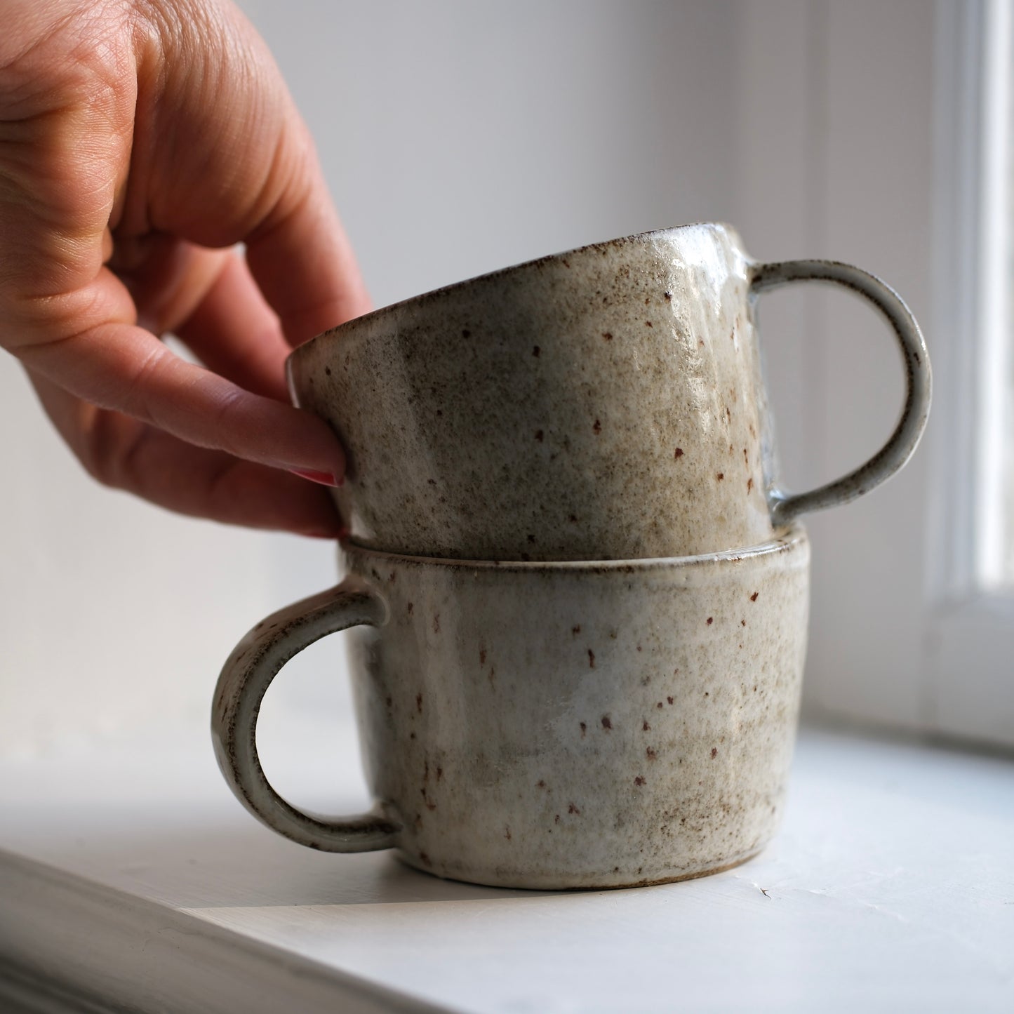Handgjord keramikmugg med handtag i stengods, askgrå